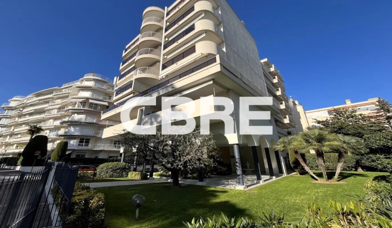 Office in Le Cannet for sale Building Photo- Image 1 of 12