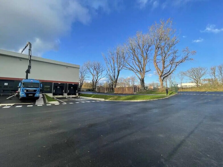 Flex in Sautron for lease - Building Photo - Image 3 of 12