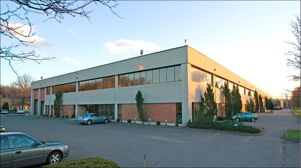 8 Nutmeg Rd S, South Windsor, CT 06074