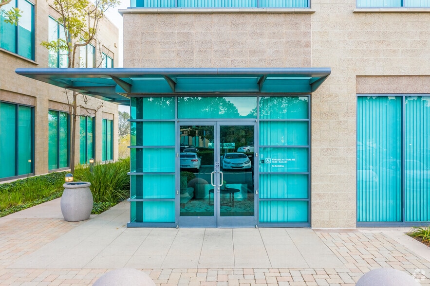 9150 Irvine Center Dr, Irvine, CA for lease - Building Photo - Image 3 of 5