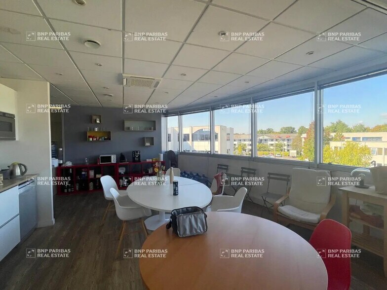 Office in Saint-Grégoire for lease - Building Photo - Image 3 of 4