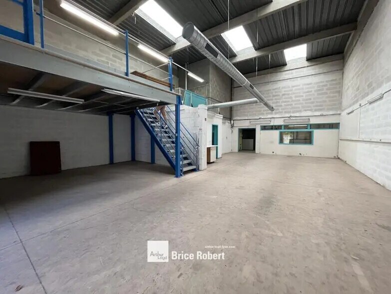 Flex in Lyon for lease - Interior Photo - Image 2 of 5