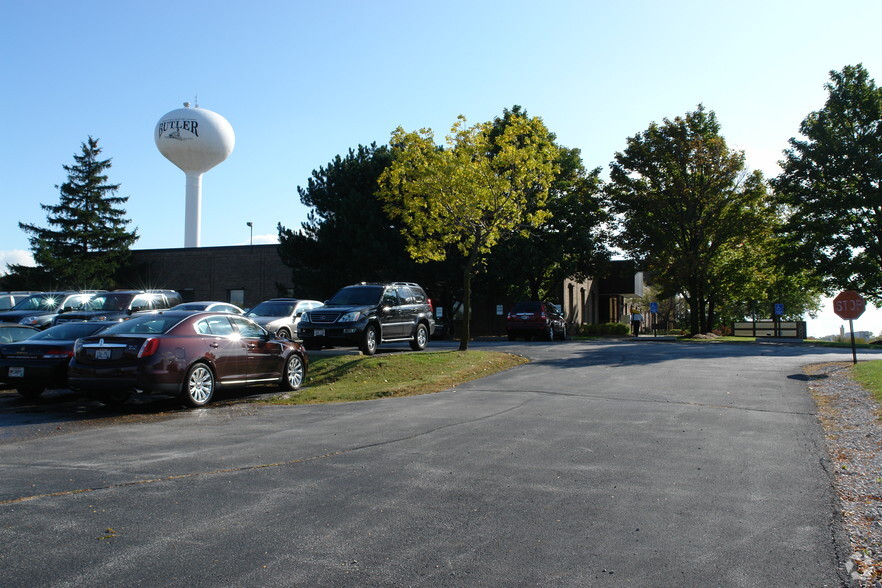 13000 W Silver Spring Rd, Butler, WI for lease - Building Photo - Image 3 of 13