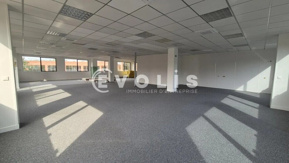 Office in Saint-Thibault-des-Vignes for lease - Interior Photo - Image 2 of 12