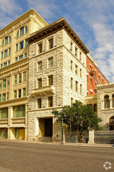 235 E Commerce St, San Antonio, TX for lease - Building Photo - Image 1 of 6