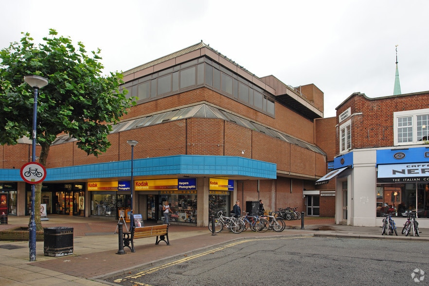 43 Wolsey Walk, Woking for lease - Building Photo - Image 2 of 7