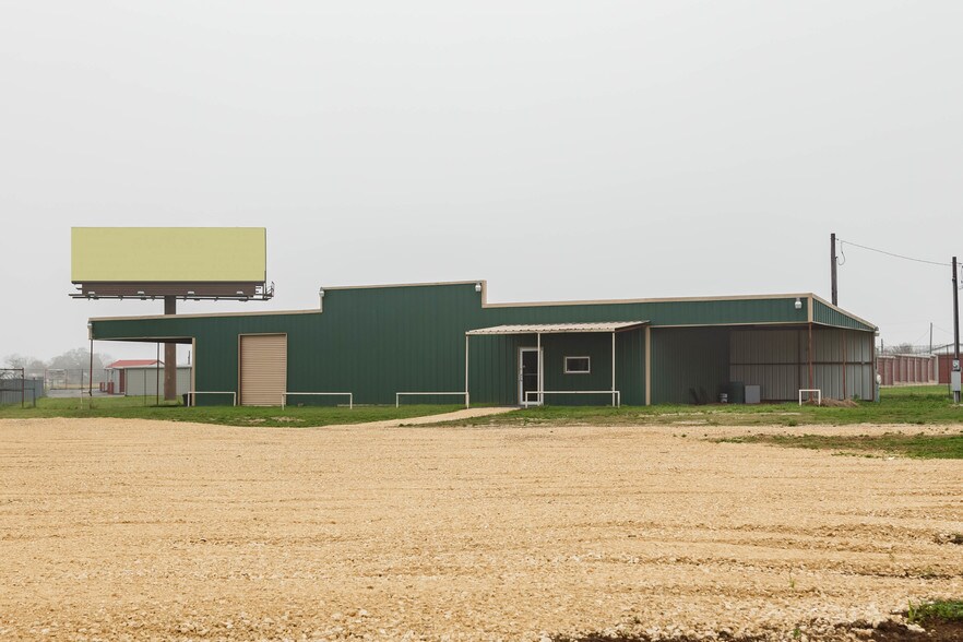 10405 N State Hwy 16, Poteet, TX 78065