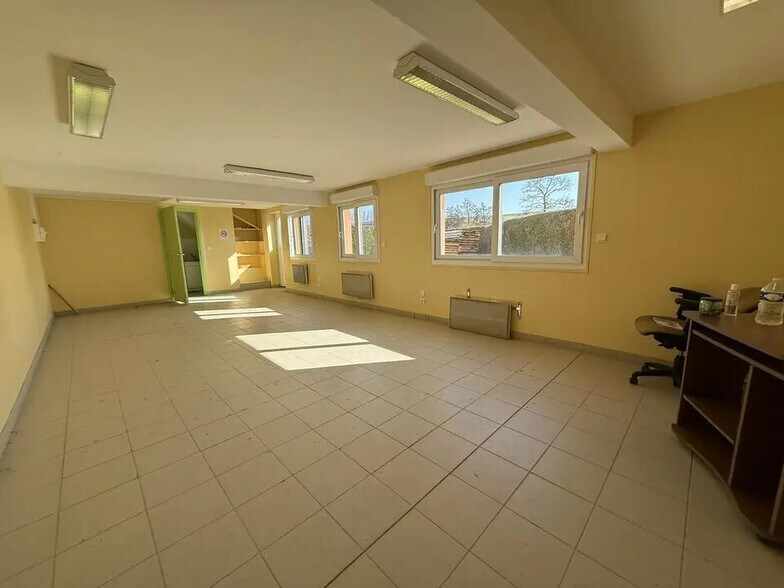 Flex in Beauvais for lease - Building Photo - Image 2 of 5