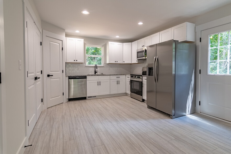 120-126 Brookmeade Dr portfolio of 3 properties for sale on LoopNet.com - Building Photo - Image 3 of 20