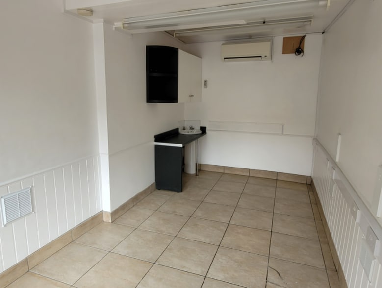 5 West St. Marys Gate, Grimsby for lease - Interior Photo - Image 2 of 3