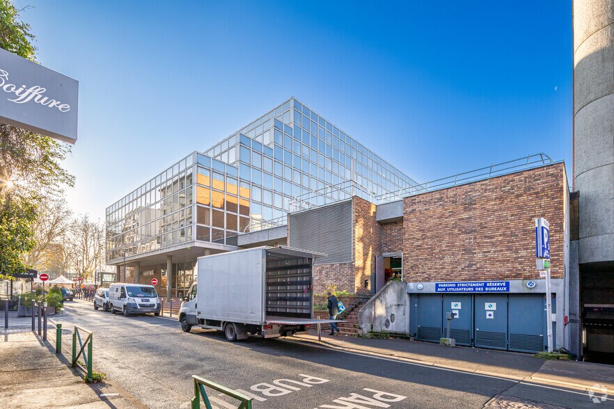 Office in Malakoff for lease - Building Photo - Image 2 of 2