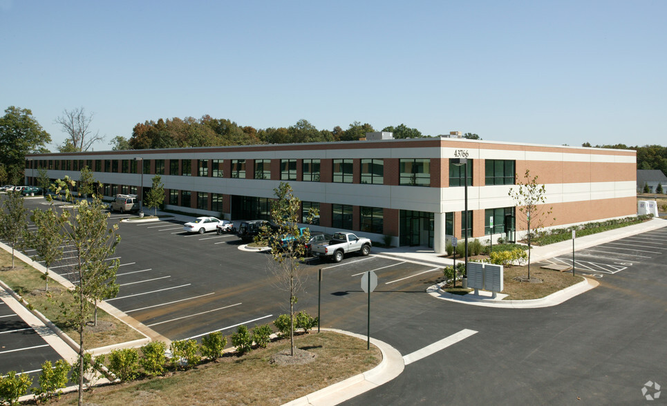 43766 Trade Center Pl, Dulles, VA for lease - Building Photo - Image 1 of 4