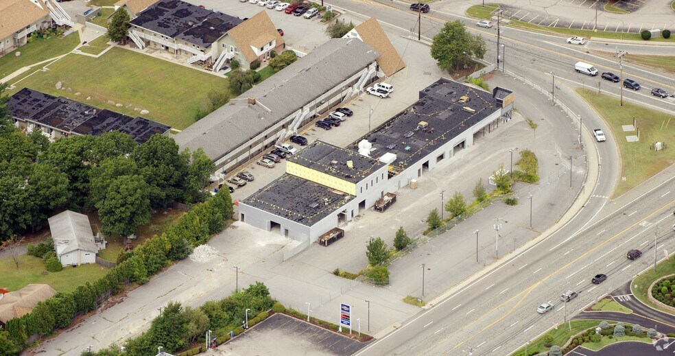 405 Quaker Ln, West Warwick, RI for sale - Primary Photo - Image 1 of 1