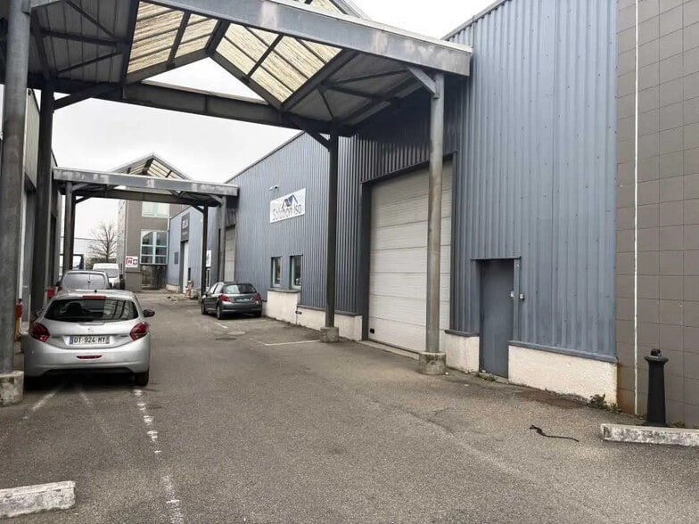 Office in Bron for lease - Building Photo - Image 2 of 15