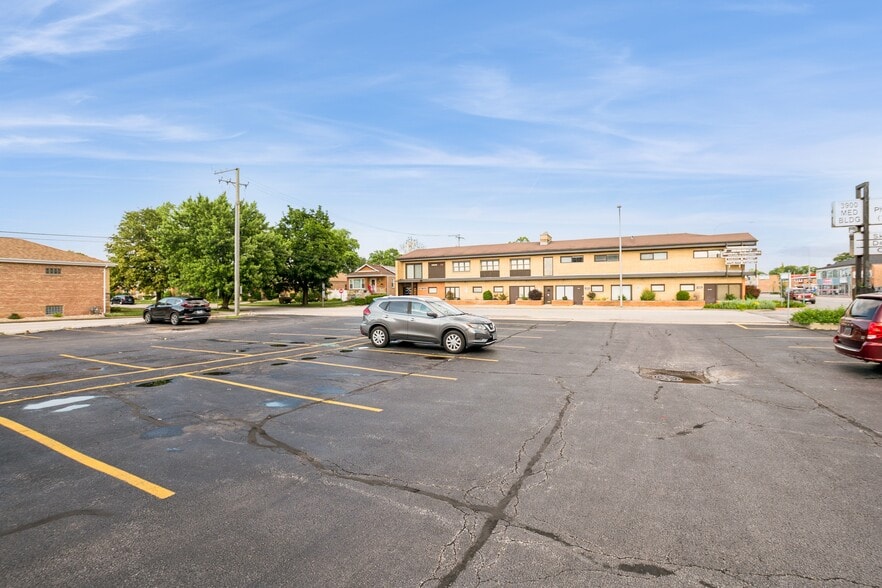 3900 W 95th St, Evergreen Park, IL for lease - Building Photo - Image 2 of 12
