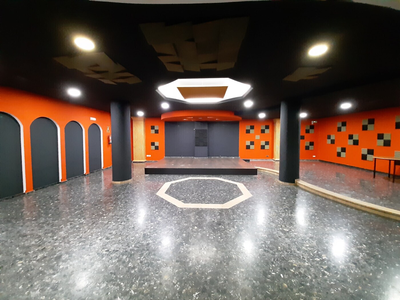 Retail in Alzira for lease Building Photo- Image 1 of 16