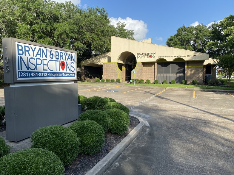 105 E Spreading Oaks, Friendswood, TX for sale - Building Photo - Image 1 of 1