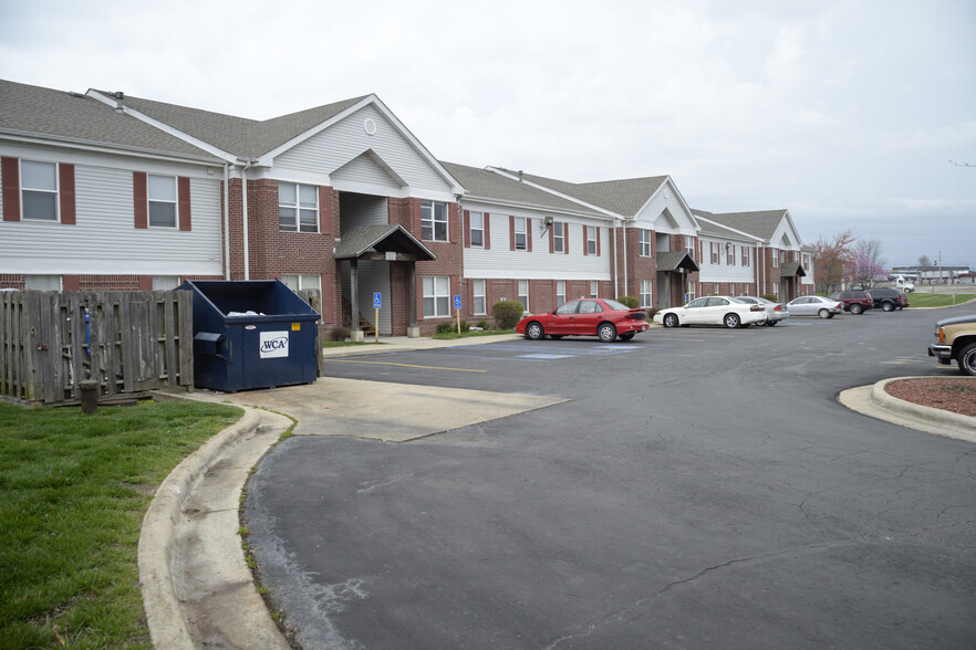 1031 Ivey Ln, Lebanon, MO for sale - Building Photo - Image 3 of 17