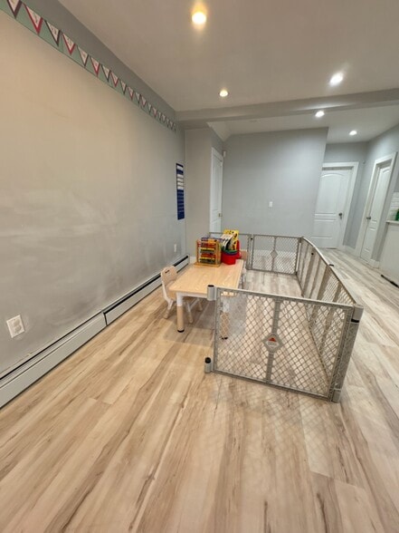 10427 196th St, Saint Albans, NY for lease - Interior Photo - Image 2 of 3