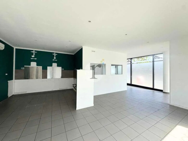 Retail in Lille for lease - Interior Photo - Image 1 of 4