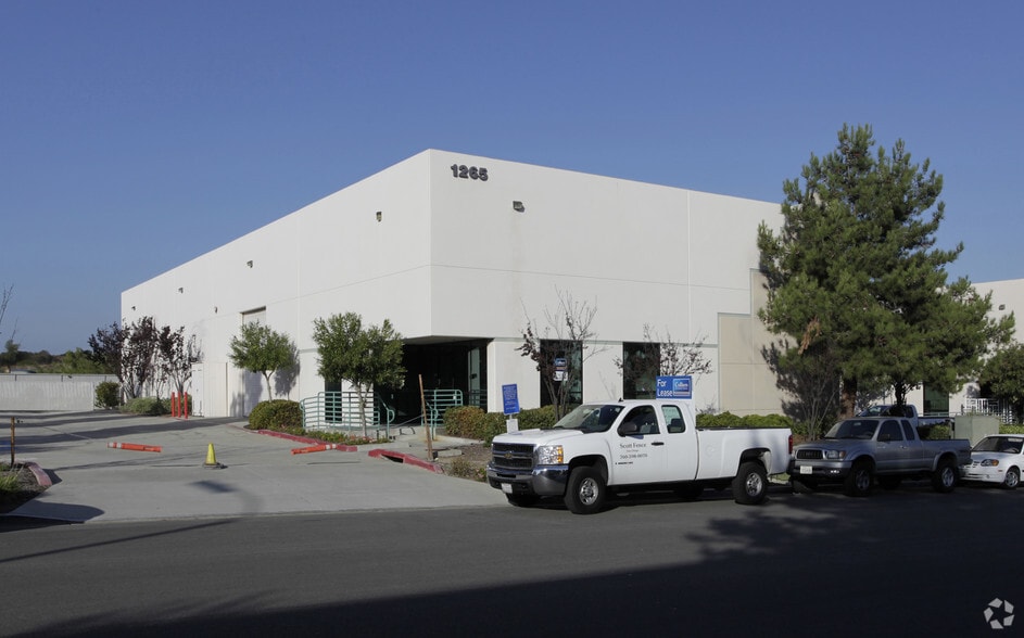 1265 Distribution Way, Vista, CA for lease - Building Photo - Image 1 of 7