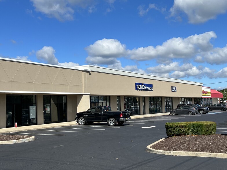 214-230 Glen Cove Rd, Carle Place, NY for lease - Building Photo - Image 2 of 8