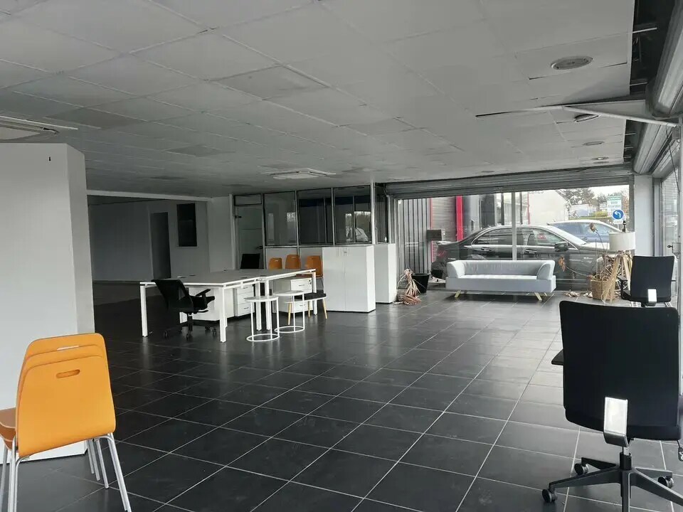 Retail in Beauvais for lease Interior Photo- Image 1 of 5