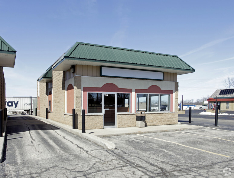 1220 Janesville Ave, Fort Atkinson, WI for lease - Primary Photo - Image 1 of 2