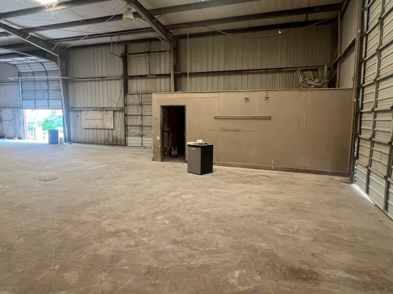 4739 Don Dr, Dallas, TX for lease - Building Photo - Image 2 of 4