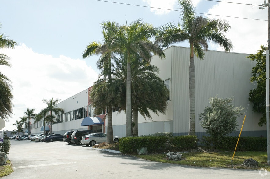 3520-3560 NW 72nd Ave, Miami, FL for lease - Building Photo - Image 3 of 10