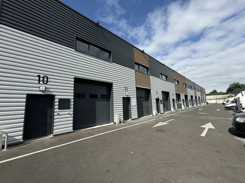 Flex in Épinay-sur-Seine for lease - Building Photo - Image 1 of 7