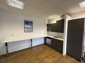 Hindle Way, Swindon for lease Interior Photo- Image 2 of 3