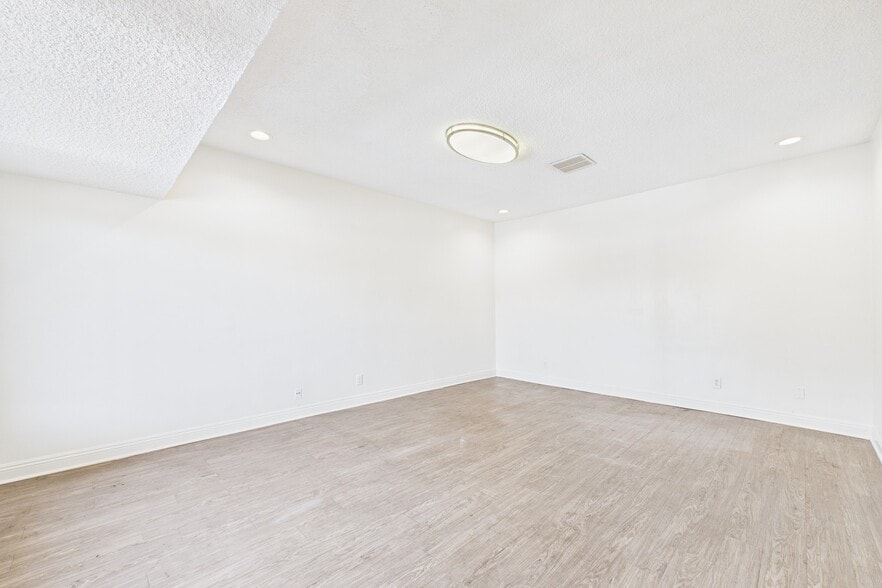 13615 Victory Blvd, Van Nuys, CA for lease - Building Photo - Image 2 of 12