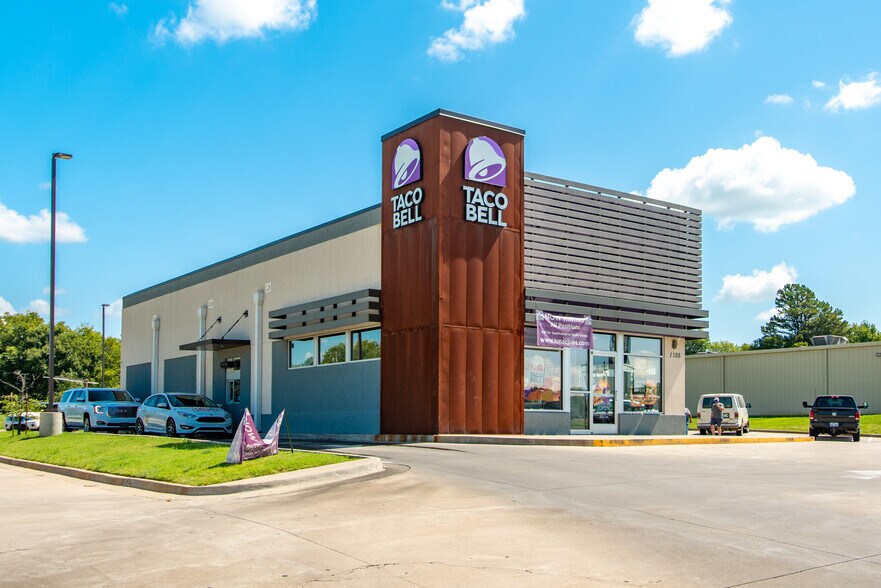 1105 W Gentry Ave, Checotah, OK for sale - Primary Photo - Image 1 of 1
