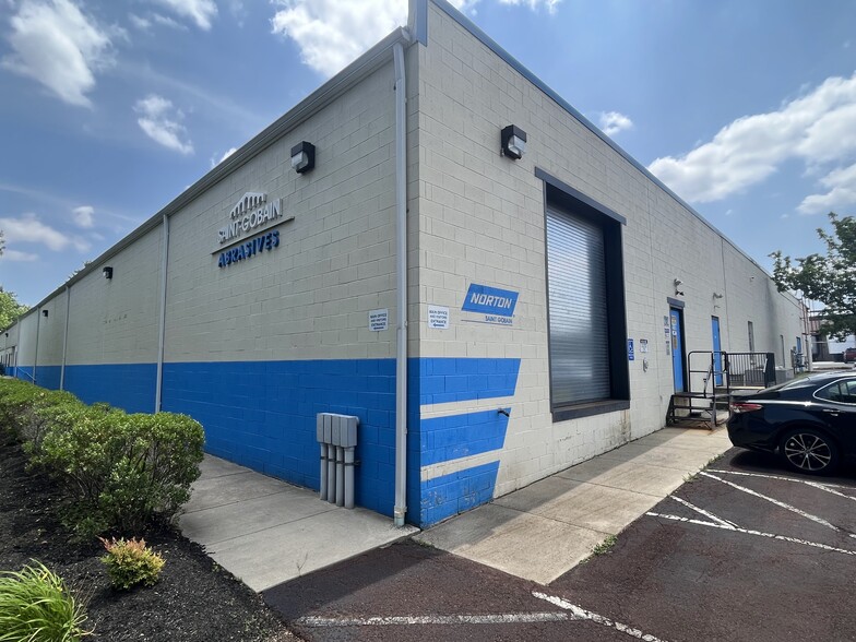 200 Commerce Dr, Montgomeryville, PA for lease - Building Photo - Image 1 of 17