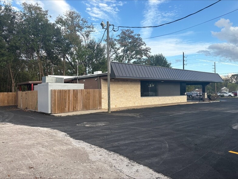 1000 W Main St, Tomball, TX for lease - Building Photo - Image 1 of 13
