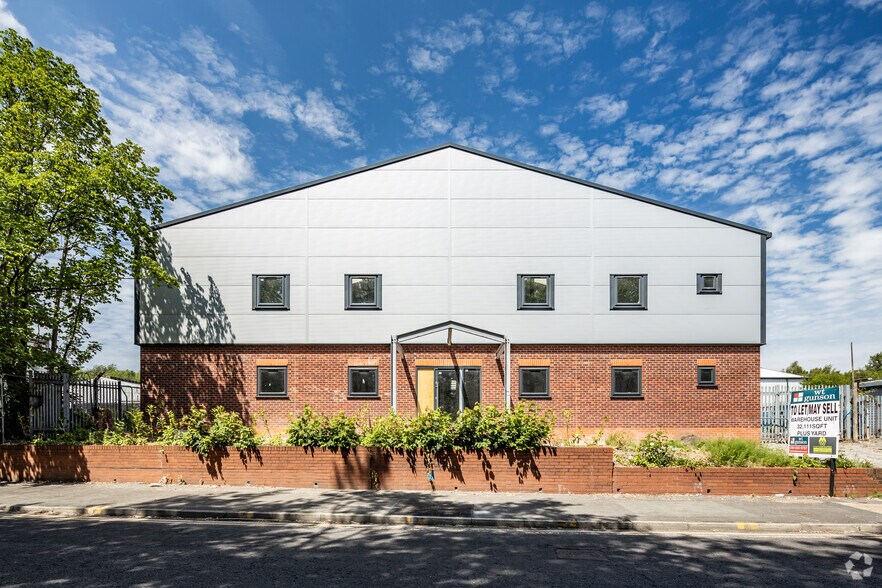 230-234 Briscoe Ln, Manchester for lease - Building Photo - Image 3 of 3