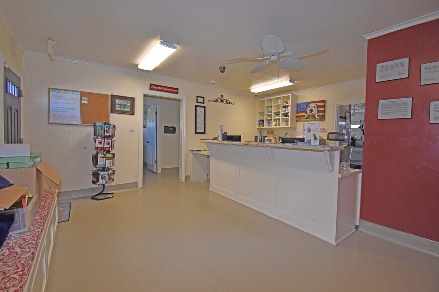 38 East St, Hollister, CA 95023 Family Pet Care Center