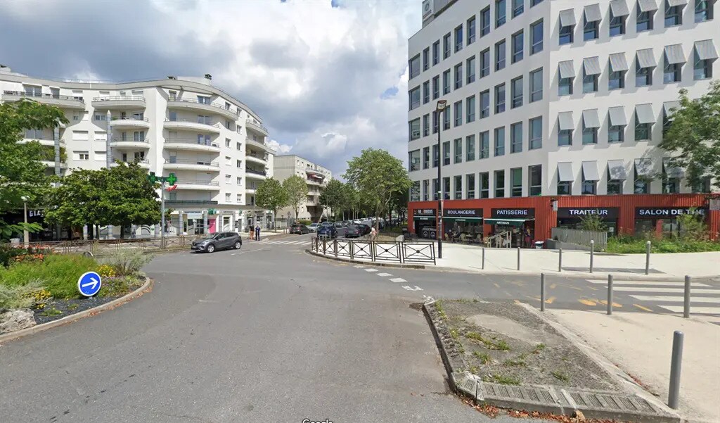 Retail in Champs-sur-Marne for lease Building Photo- Image 1 of 4