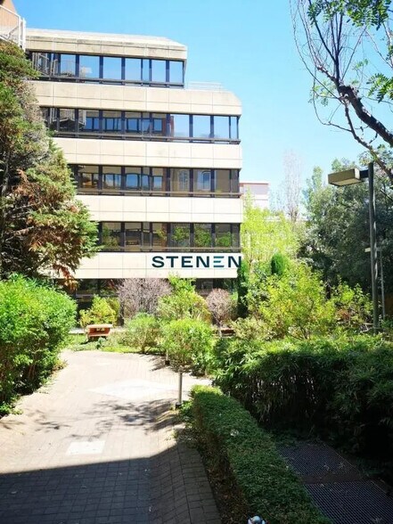 Office in Marseille for lease - Building Photo - Image 2 of 11