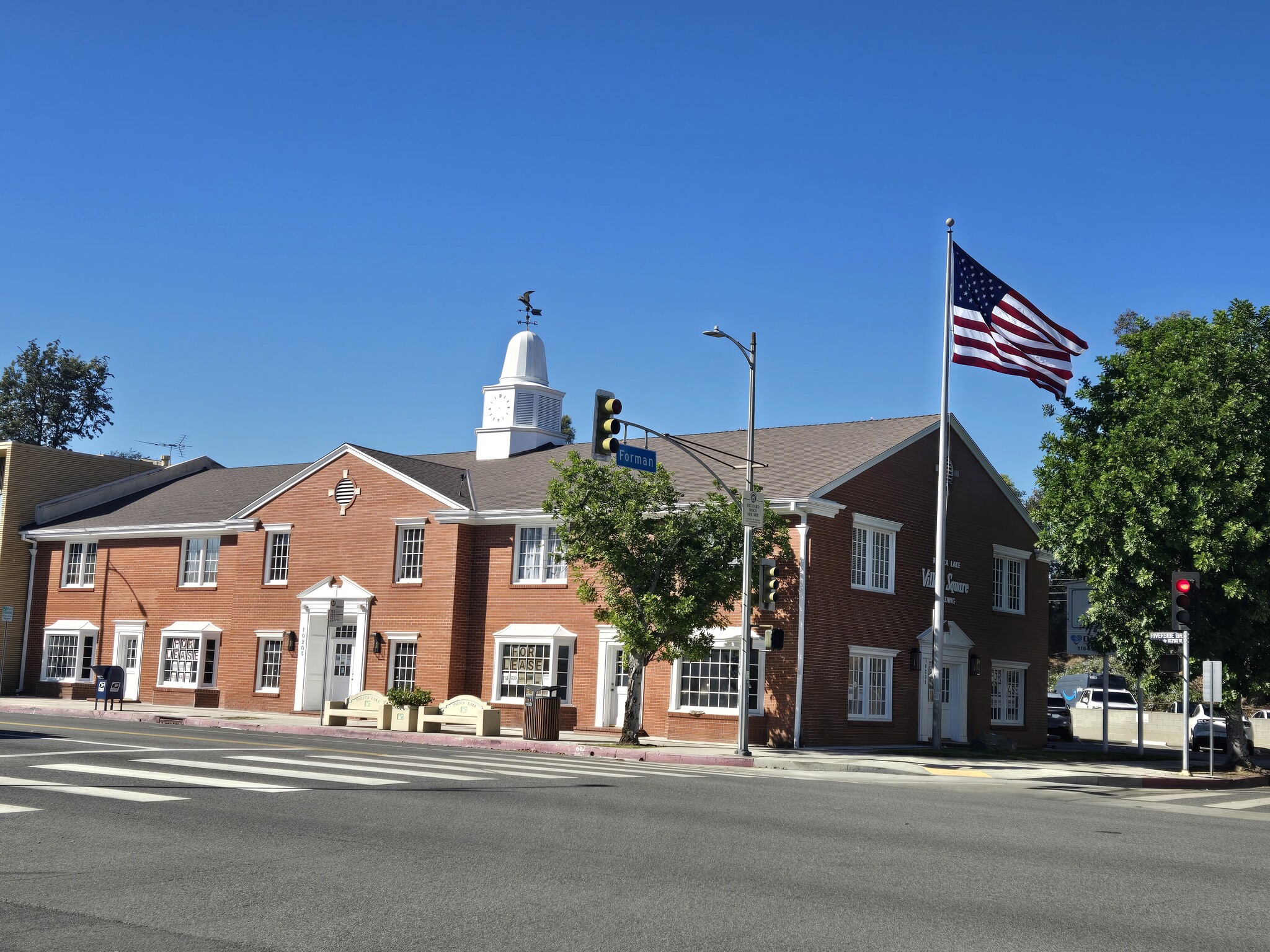 10205 Riverside Dr, Toluca Lake, CA for lease Interior Photo- Image 1 of 9