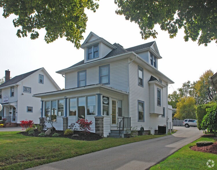 2217 Monroe Ave, Rochester, NY for sale - Primary Photo - Image 1 of 1