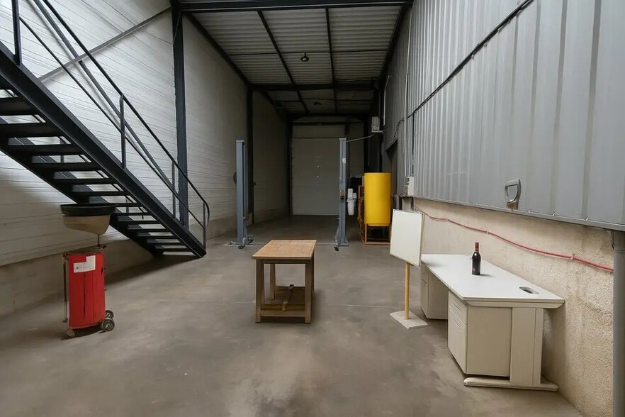 Flex in La Tour-du-Pin for lease - Interior Photo - Image 3 of 7