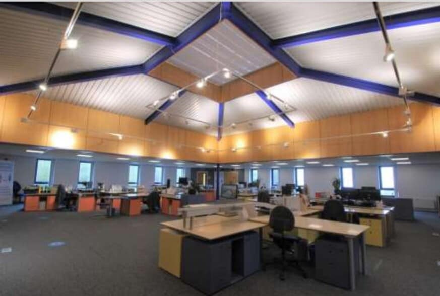 Range Rd, Witney for lease - Interior Photo - Image 2 of 3