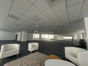 Office in Vélizy-Villacoublay for lease Interior Photo- Image 2 of 3