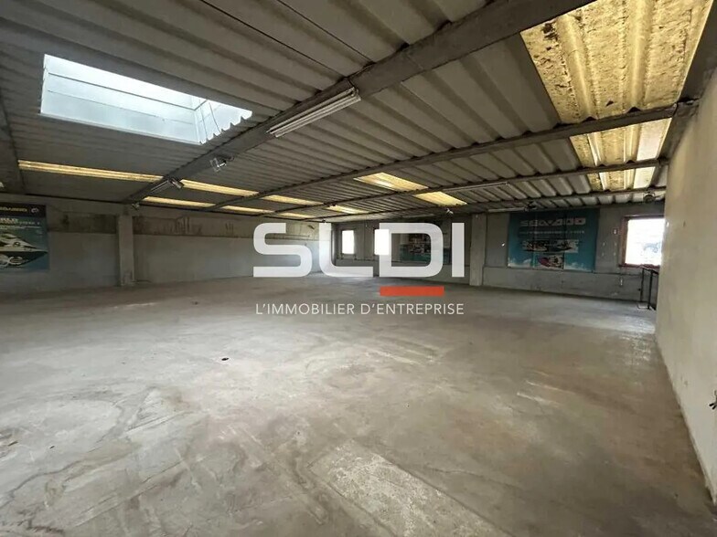 Flex in Anse for lease - Interior Photo - Image 3 of 6