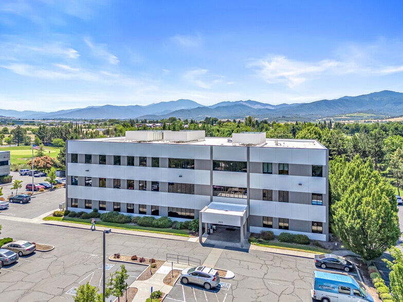 221 W Stewart Ave, Medford, OR for lease - Building Photo - Image 2 of 4