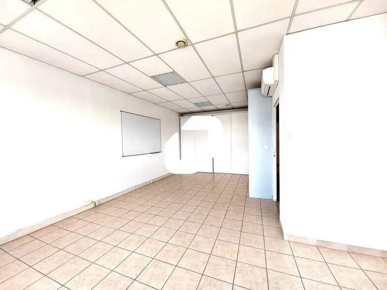 Office in Vendargues for lease - Interior Photo - Image 2 of 12