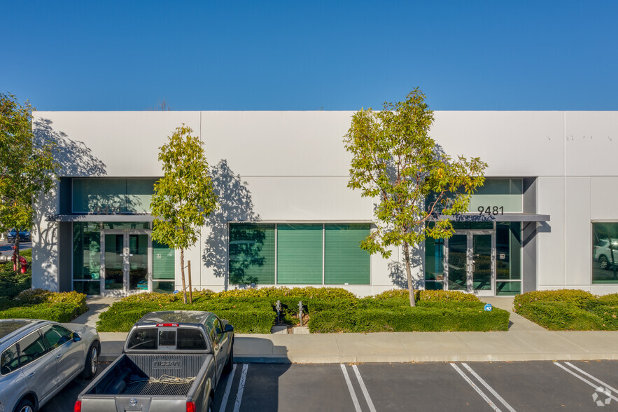 9471-9541 Irvine Center Dr, Irvine, CA for lease - Building Photo - Image 3 of 8