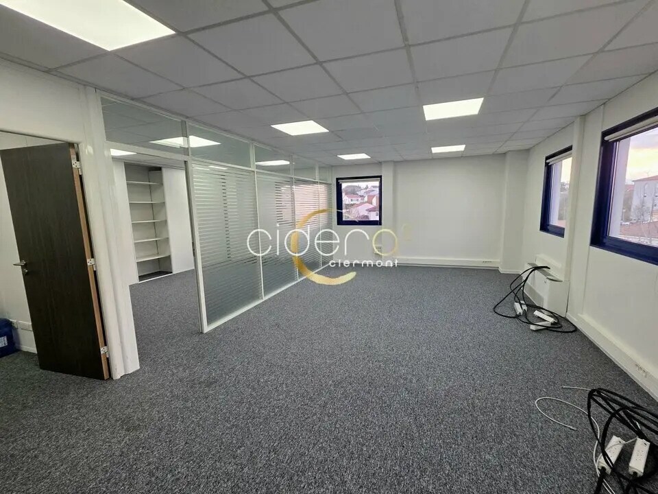 Office in Clermont-Ferrand for lease Interior Photo- Image 1 of 7